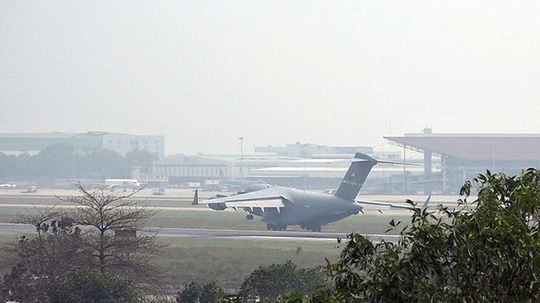 Máy bay vận tải hạng nặng Boeing C-17 Globemaster III của Không lực Mỹ đã đáp xuống sân bay Nội Bài (Hà Nội)    