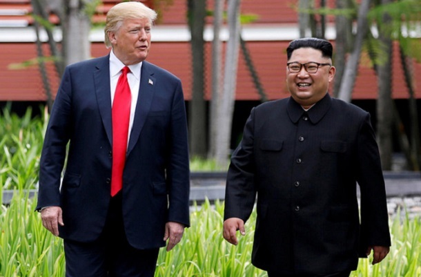 Hai ông Trump - Kim trong cuộc gặp thượng đỉnh lần thứ nhất tổ chức tại Singapore. Ảnh: Reuters  