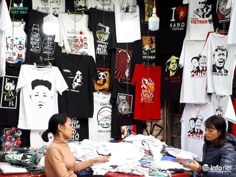 Cửa hàng trên phố Hàng Bông tăng tốc in hàng trăm chiếc áo có hình hai nhà lãnh đạo Mỹ - Triều kịp bán cho khách mỗi ngày.    