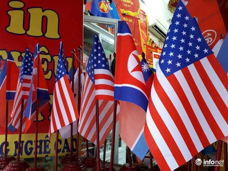 Nhiều cờ của hai nước cũng được bày bán khắp nơi…    