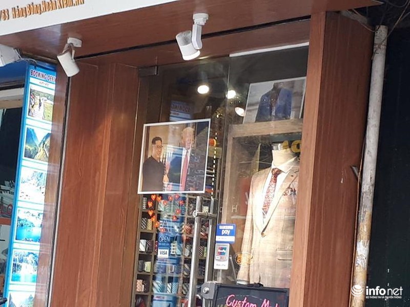 Một cửa hàng may đo comple trên phố hàng Bông cũng dán bức ảnh ông Trump và Kim Jong-un như một cách quảng bá và thu hút khách hàng.