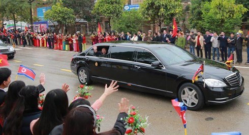 Chủ tịch Kim Jong-un vẫy tay người dân Việt Nam từ chuyên xa của mình.  