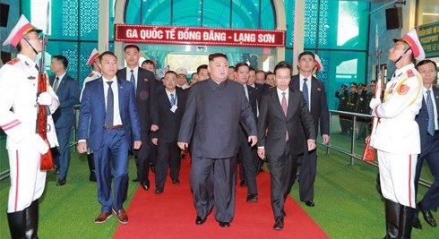 Chủ tịch Kim bước xuống ga Đồng Đăng trước khi lên đường đến Hà Nội.  