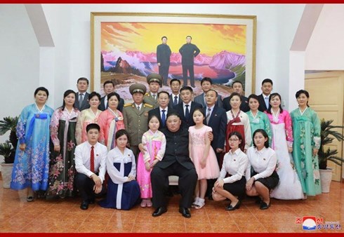 Chủ tịch Kim Jong-un đến thăm Đại sứ quán Triều Tiên tại Hà Nội chiều ngày 26/2. Nguồn: KCNA
