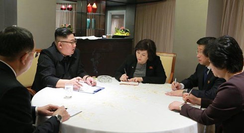 Ông Kim ngồi họp bàn cùng các quan chức cấp cao của Triều Tiên.  