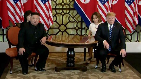 Chủ tịch Triều Tiên Kim Jong-un và Tổng thống Mỹ Donald Trump họp bàn ở khách sạn Metropole.   