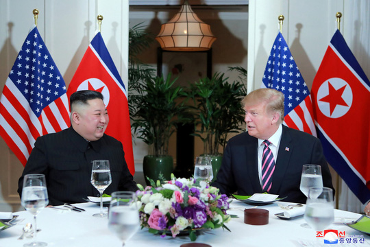 Ông Kim Jong-un và Tổng thống Donald Trump vui vè dùng bữa cùng nhau tối 27-2. Ảnh: Reuters    