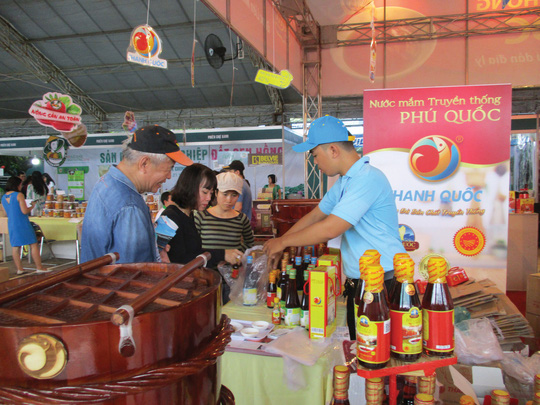 Một cơ sở nước mắm truyền thống Phú Quốc giới thiệu sản phẩm tại hội chợ    