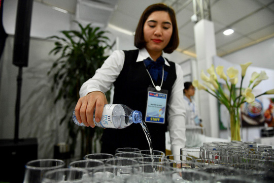 Hình ảnh chai nước TH true WATER phục vụ bạn bè quốc tế tại Hội nghị thượng đỉnh Mỹ - Triều lần 2 tại Hà Nội    