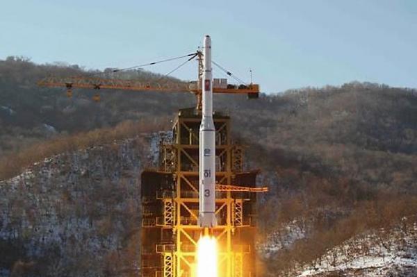  Tên lửa Unha-3 của Triều Tiên được phóng đi từ Trạm phóng vệ tinh Sohae tháng 12/2012. (Ảnh: Yonhap)    
