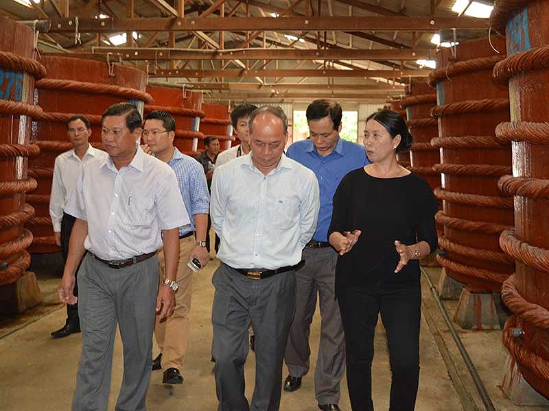 Lãnh đạo Bộ NN&PTNT trong một lần thăm nhà thùng nước mắm ở Phú Quốc. Ảnh: DƯƠNG ĐÔNG    