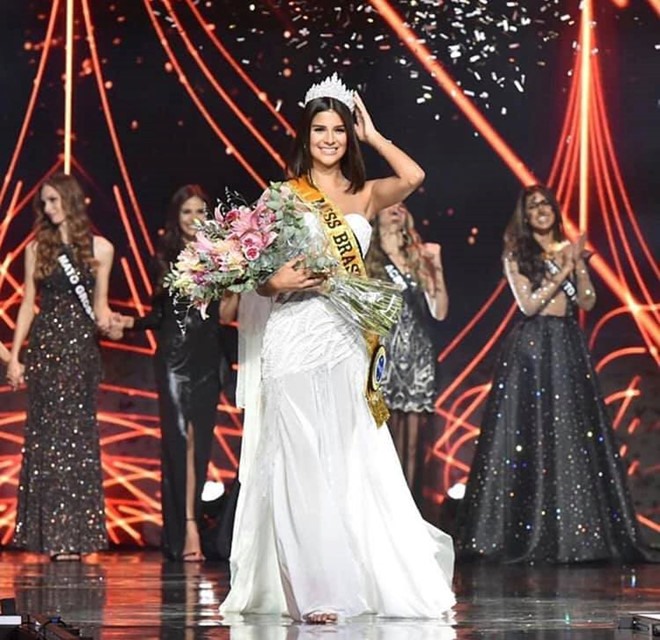 Júlia Horta (SN 1994) cao 1m74 đã xuất sắc vượt qua 26 thí sinh trong đêm chung kết Hoa hậu Hoàn vũ Brazil 2019 để đăng quang ngôi vị cao nhất.  