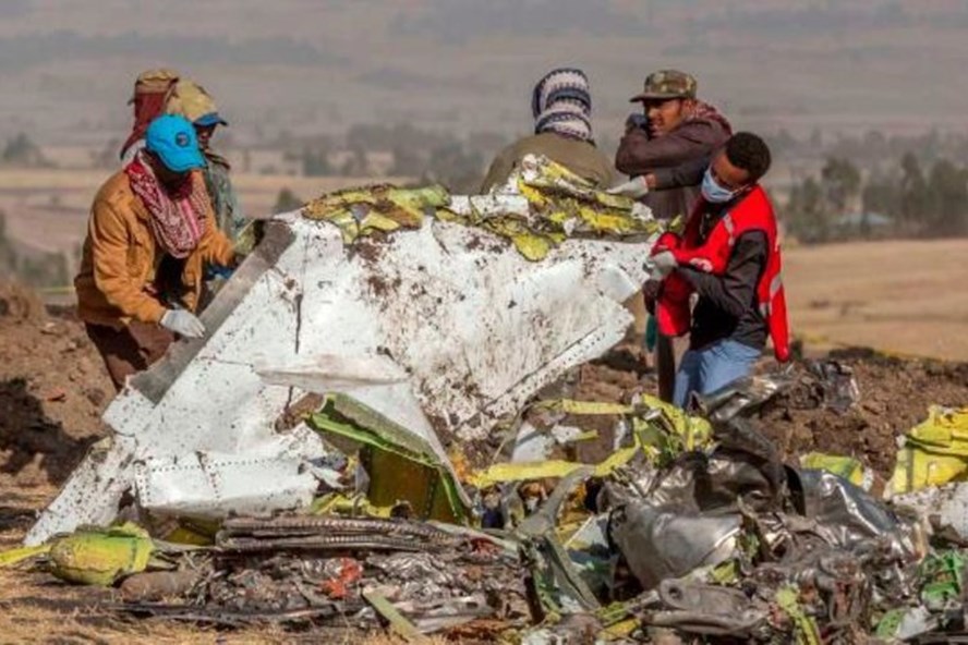 Mảnh vỡ máy bay Ethiopian Airlines tại hiện trường vụ tai nạn. Ảnh: AP  