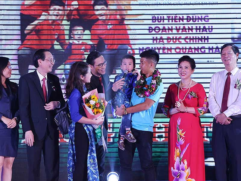 Hà Đức Chinh hạnh phúc khi gặp lại bé Tôm và cùng bé nhận giải Fair Play 2018. Ảnh: HTD    