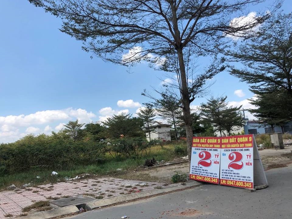 Một biển giới thiệu bán đất mặt tiền đường Nguyễn Duy Trinh với giá 2 tỷ nền. Thế nhưng khi hỏi, khu đất này nằm khá sâu trong một con hẻm nhỏ.    