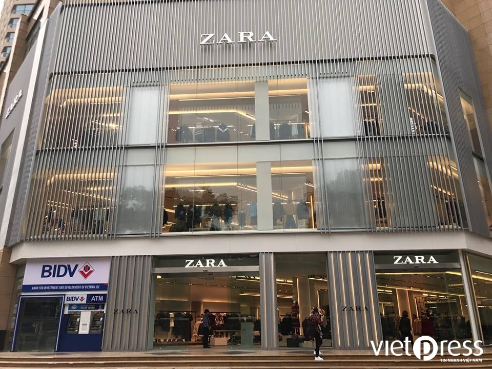 Store Zara đầu tiên tại Hà Nội toạ lạc ở vị trí đắc địa, thu hút nhiều người tiêu dùng trẻ tới thăm quan, mua sắm