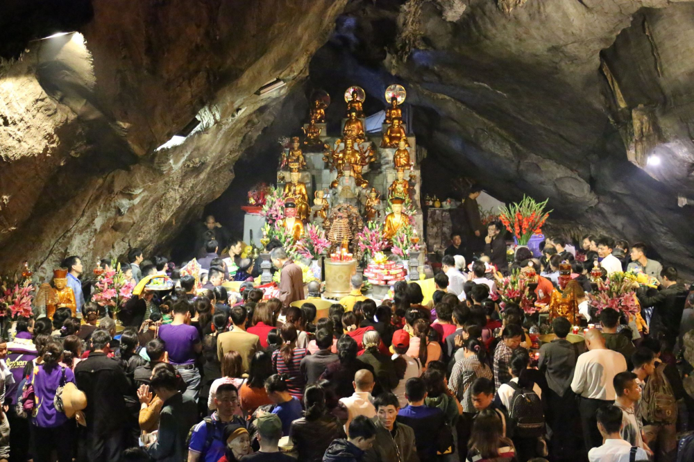 Rất đông khách thập phương tới chùa Hương dịp đầu năm