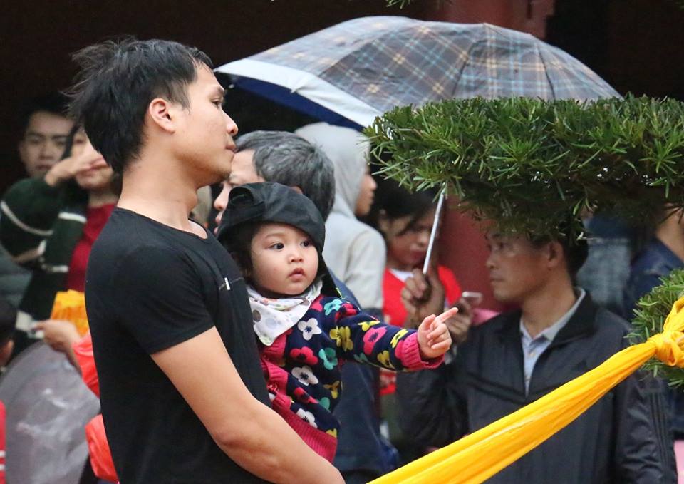 Nhiều du khách mang theo con nhỏ vào Hương Sơn. 
