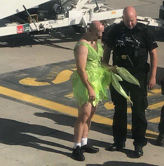 Một nam hành khách say xỉn, ăn mặc như nhân vật trong phim hoạt hình, bị bắt giữ sau khi đe dọa những hành khách khác. Ảnh: BPM Media