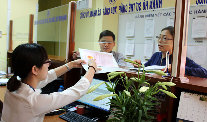 Người dân thực hiện thủ tục tại Văn phòng Đăng ký đất đai Hà Nội. Ảnh: Hồng Thái    