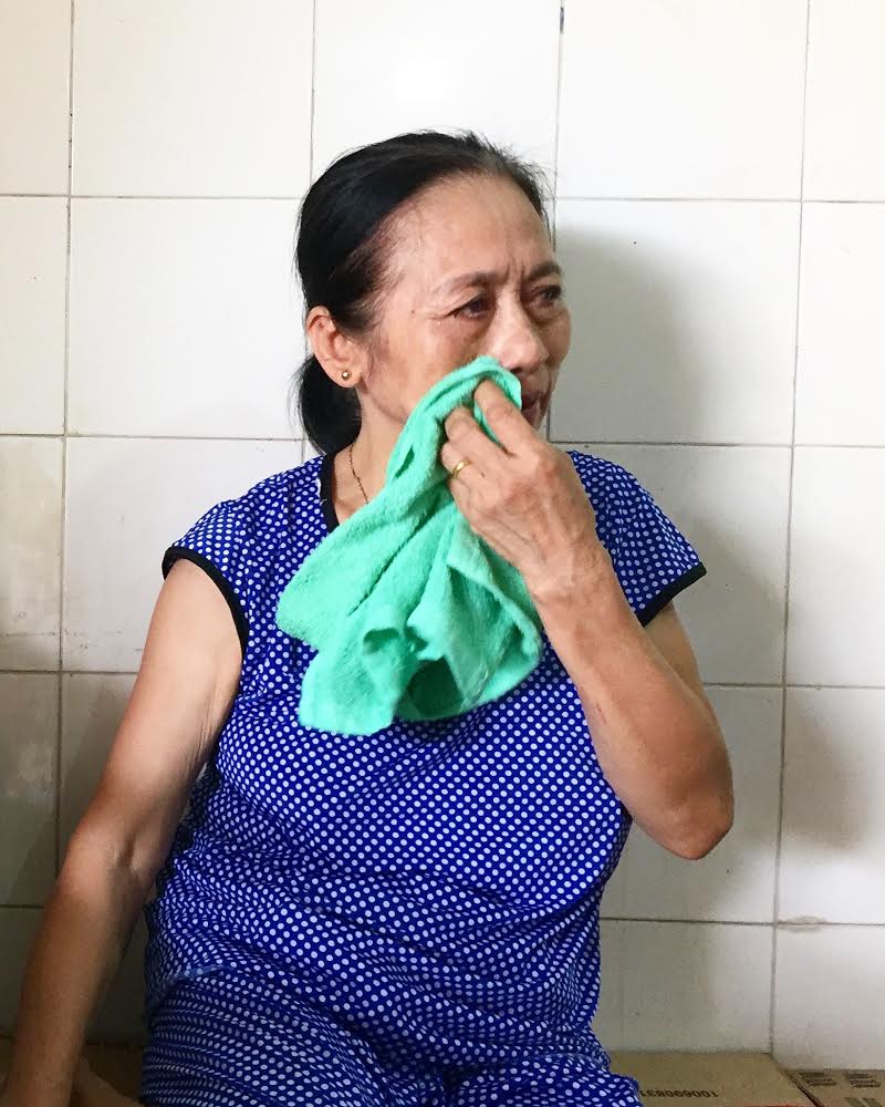 Bà Mai (69 tuổi) không thể giấu sự xúc động khi kể về cuộc sống không chồng, không con của mình. 