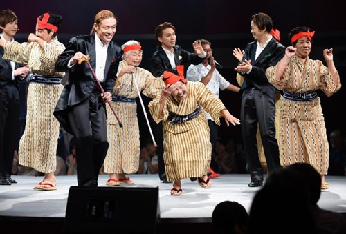 Nhóm nhạc nữ U-100 đến từ Nhật Bản gồm toàn các bà cụ mang tên KBG84 trình diễn trên sân khấu ở Tokyo (Ảnh minh họa: AFP) 