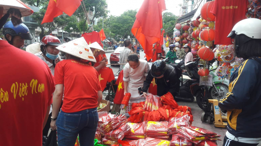Nhiều người nhanh tay mua đồ để kịp cỗ vũ cho đội tuyển Việt Nam (Hoàng Uyên)