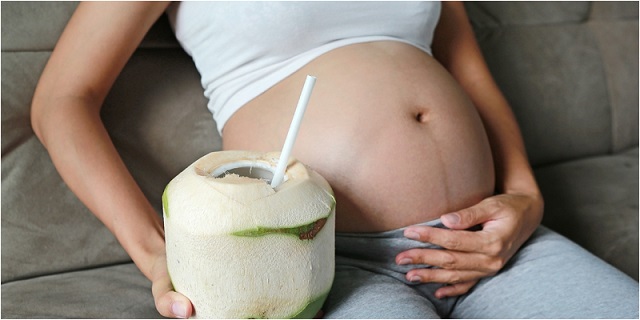 Uống nước dừa tốt cho mẹ và bé (Ảnh: Internet)