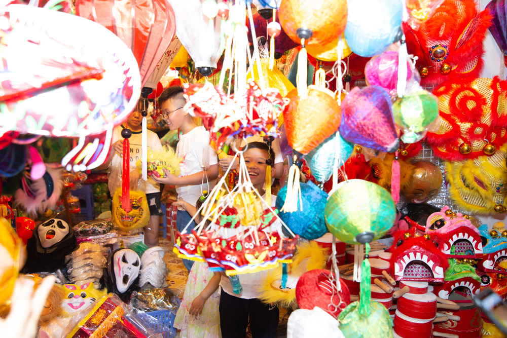 Còn hơn nửa tháng nữa mới đến Tết Trung thu nhưng thị trường đồ chơi tại Hà Nội đã bắt đầu rộn ràng, với hàng ngàn sản phẩm truyền thống và hiện đại, đủ sắc màu để trẻ em lựa chọn.  