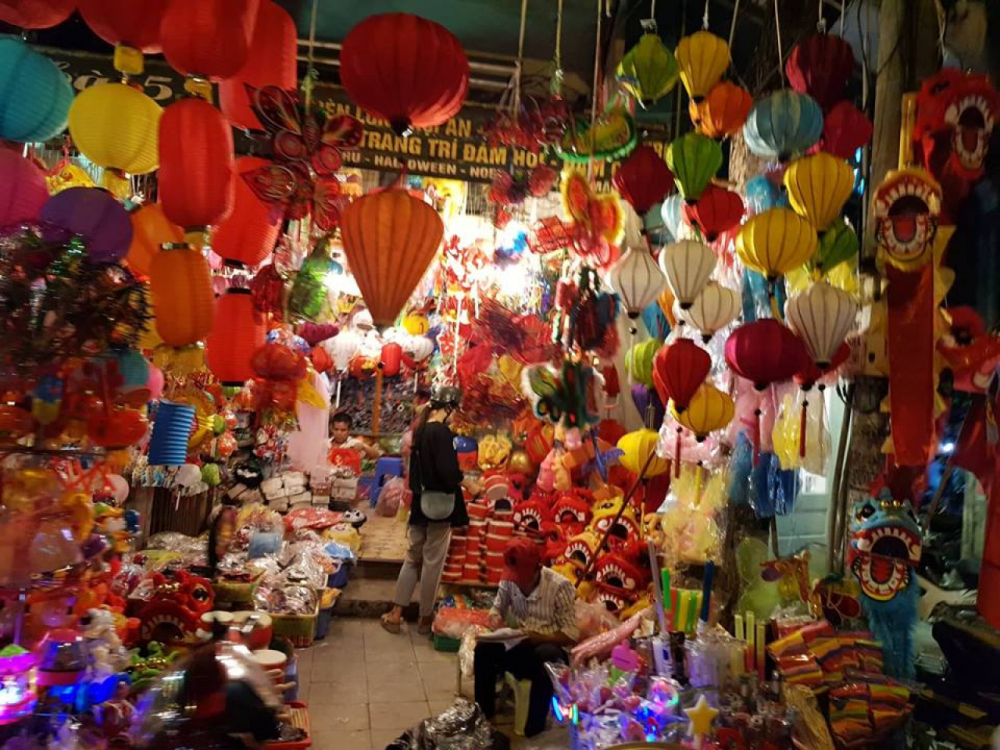 Các cửa hàng bán dồ chơi trên phố Hàng Mã (Hà Nội), bày nhiều loại đèn lồng làm bằng chất liệu giấy, vải, gấm... có giá bán từ 35.000 đồng/chiếc.  
