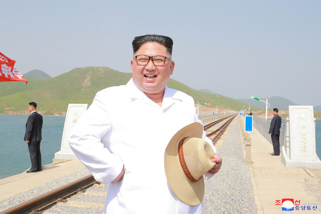 Ông Kim Jong-un tới thăm một dự án đường sắt đã hoàn thiện hồi tháng 5 (Ảnh: KCNA)  
