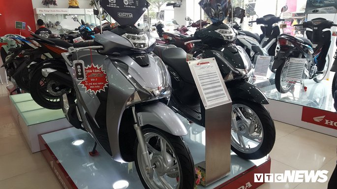 Honda SH xuất hiện tại Việt Nam từ năm 2002 thông qua một số đại lý nhập khẩu tư nhân và nhanh chóng nhận được sự chú ý tại thị trường Việt Nam với tiêu chí 