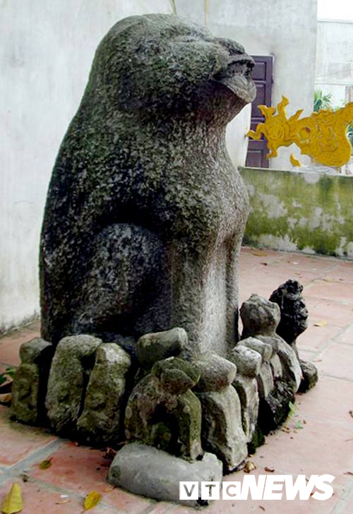 Chó là vật thiêng trong tâm thức người Việt, nên nhiều nơi thờ chó đá.     