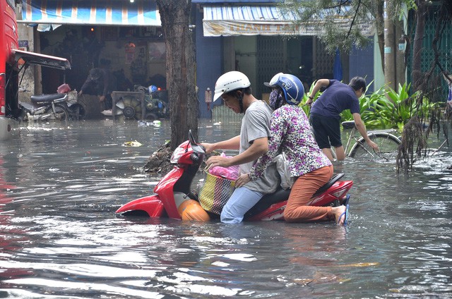 Cảnh ngập lụt của người dân sống tại các đường xương cá cắt ngang đường Kinh Dương Vương phải gánh chịu mỗi khi có mưa lớn (Ảnh: TL)    