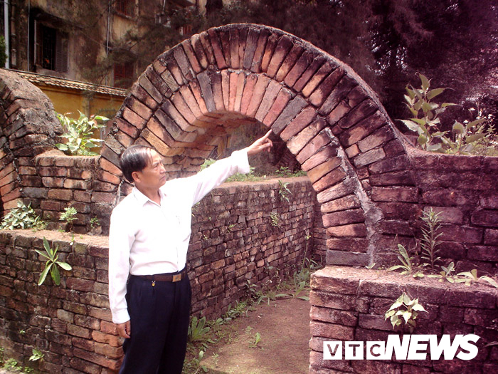  Nhà khảo cổ Tăng Bá Hoành bên ngôi mộ Hán khổng lồ mà ông phục dựng lại một phần ở Bảo tàng Hải Dương.    