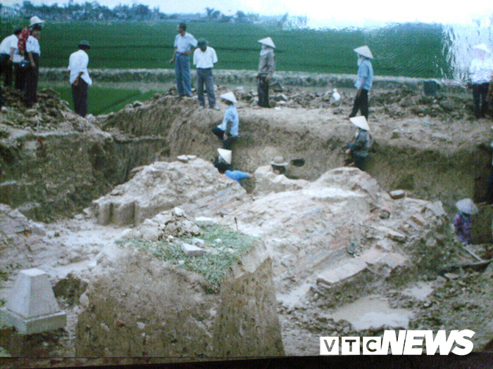 Khai quật ngôi mộ Hán khổng lồ ở xã Ái Quốc năm 1996 (Ảnh: Tăng Bá Hoành)    