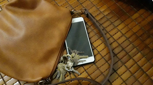 Người dùng không nên để điện thoại cạnh các vật cứng như chìa khoá bởi rất dễ bị trầy xước