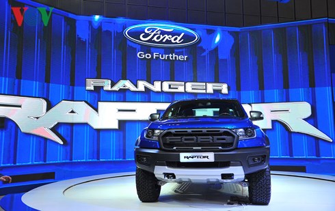 Ford Việt Nam đặt mẫu Ranger Raptor được nhập khẩu từ Thái Lan ở trung tâm gian hàng.
