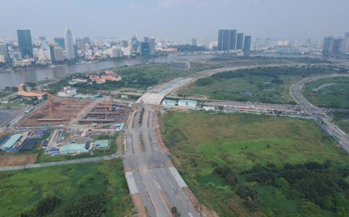 Đại lộ Vòng Cung đoạn qua hầm vượt sông Sài Gòn vẫn đang thi công dù tiến độ đã trễ hạn hơn 1 năm Ảnh: Lê Phong    