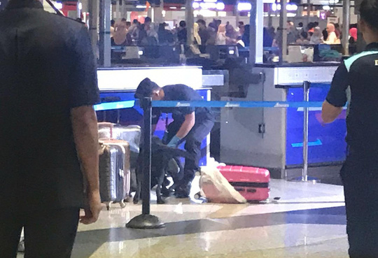 Cảnh sát sân bay Kuala Lumpur cách ly khu vực và kiểm tra hành lý - Ảnh: VNA    