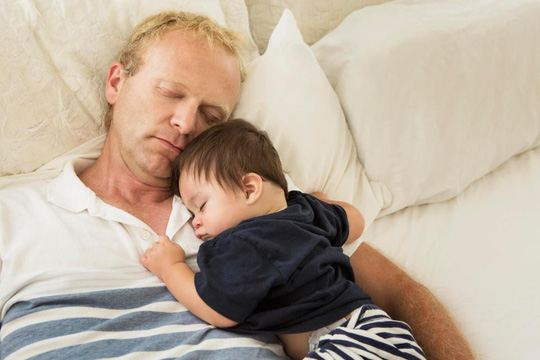 Ngủ cùng cha mẹ, giường nhiều mền gối và nằm sấp luôn là mối nguy lớn của trẻ sơ sinh - ảnh: THE SUN    