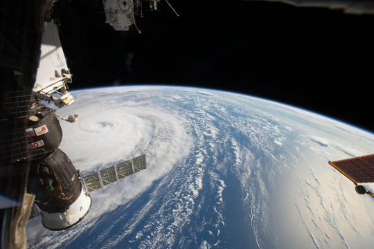 Bức ảnh chụp bão Noru trên Thái Bình Dương (gần Nhật Bản) từ Trạm Không gian Quốc tế (ISS) vào tháng 8-2017 Ảnh: NASA    