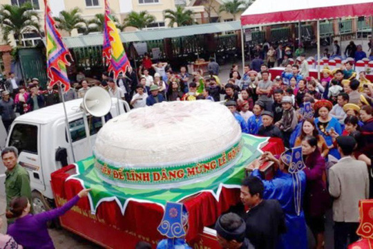 Chiếc bánh giầy nặng 2 tấn được làm trong lễ hội đền Độc Cước ở Sầm Sơn năm 2017    