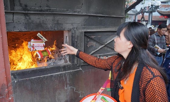 Người dân đốt vàng mã tại phủ Tây Hồ dịp Tết Nguyên đán Mậu Tuất 2018. Ảnh:Hoàng Hiệp.
