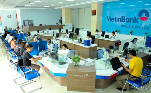 Khách hàng giao dịch tại VietinBank