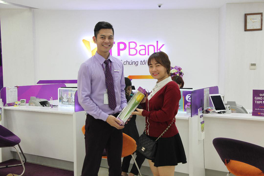 Nhiều khách hàng nữ vui thích khi được nhận quà tại TPBank