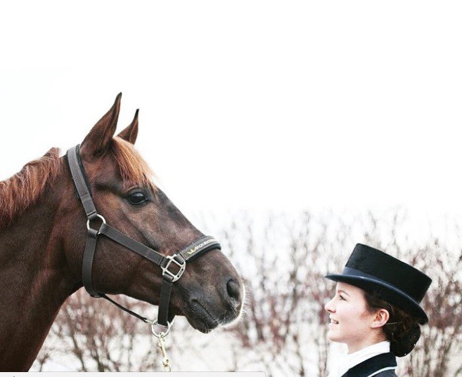 Ngoài việc chia sẻ đua ngựa, cả Alexandra và chị gái đều sống khá giản dị.