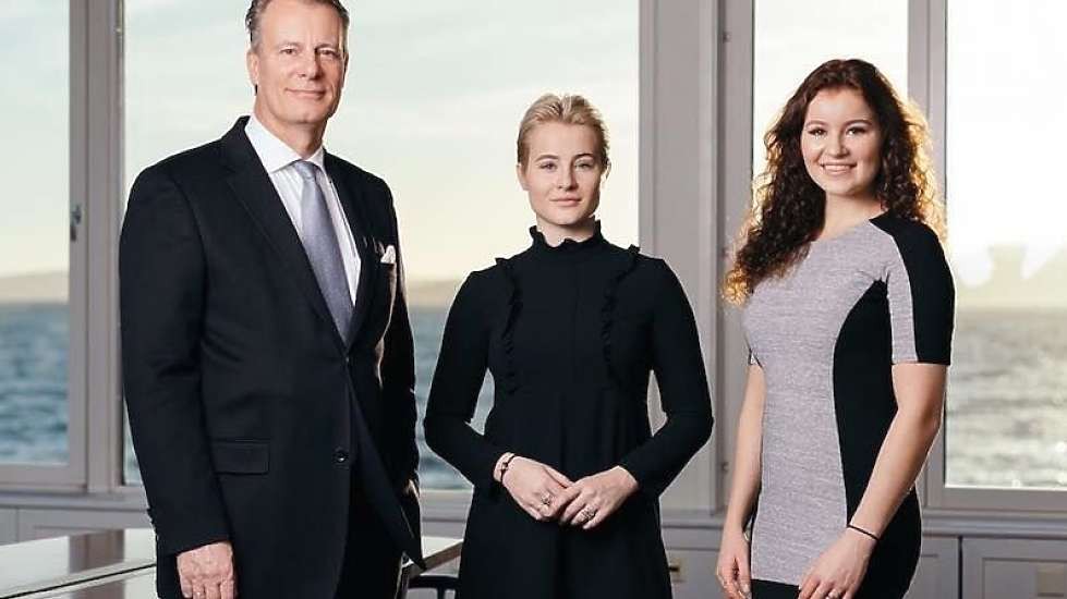 Cùng với chị gái Katharina, 22 tuổi, Alexandra được thừa kế cổ phần từ công ty đầu tư Ferd của cha - Johan Andresen.