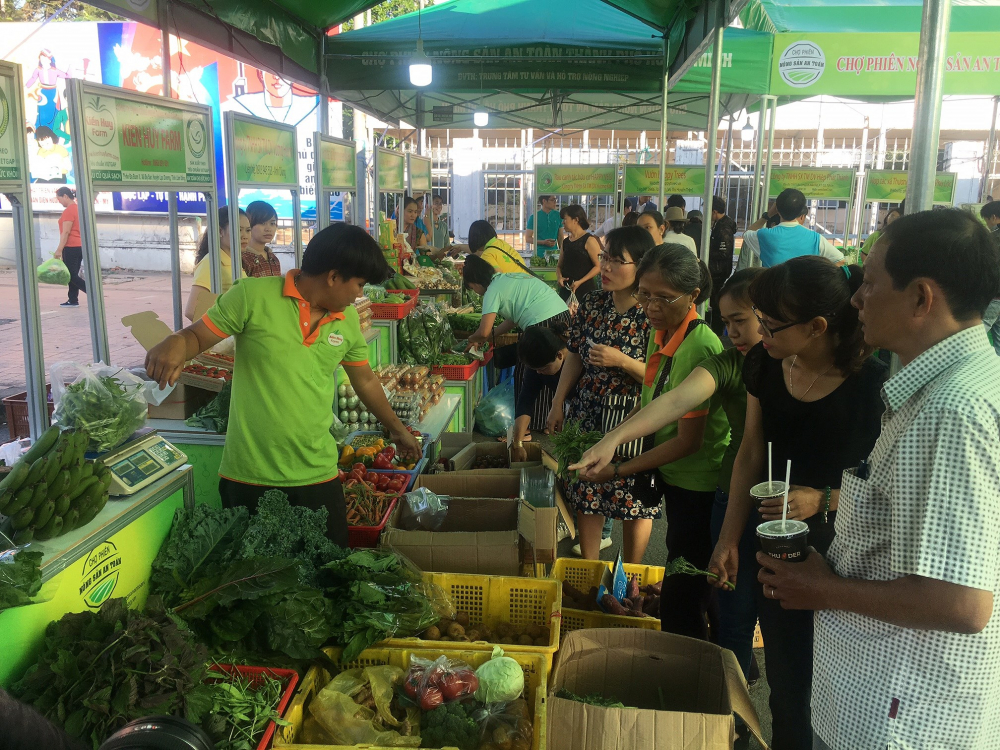 Chợ phiên đã trở thành nơi quen thuộc cho người tiêu dùng để mua thực phẩm an toàn