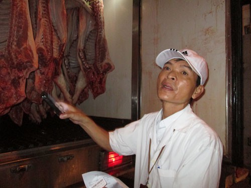 Cán bộ Ban Quản lý An toàn thực phẩm TP HCM kiểm tra thịt nhập chợ đầu mối Hóc Môn